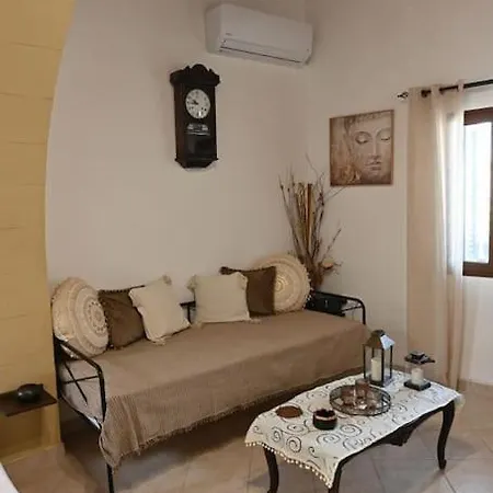 Cozy Traditional House クレマスティ